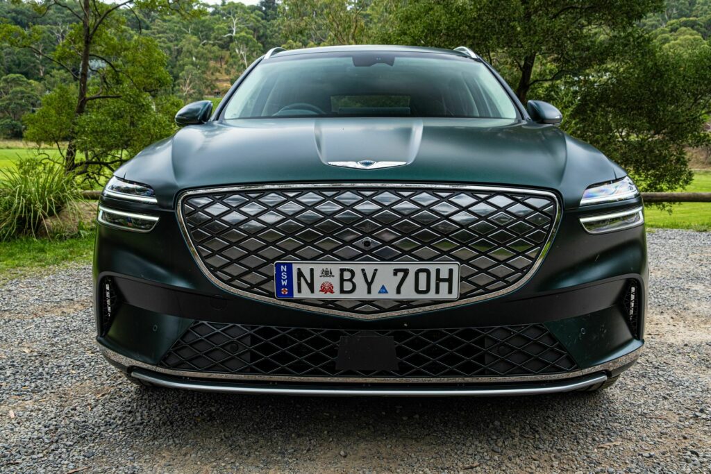   Обзор: Genesis Electrified GV70 2023 года великолепен, но стоит ли он премий?