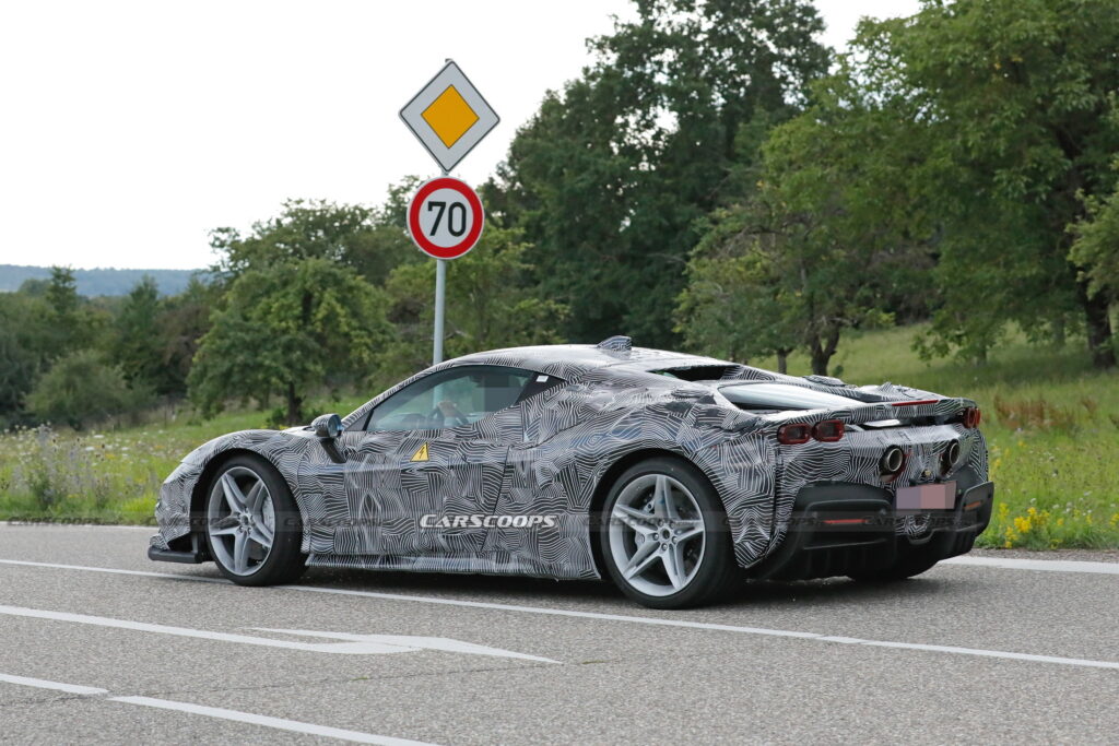   Ferrari впервые поймала на тестировании продолжение гибрида SF90