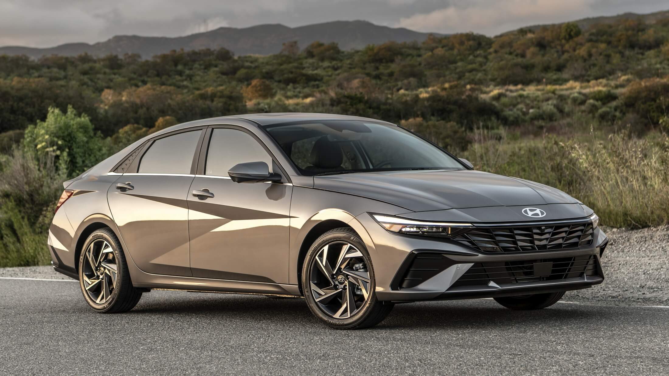 Hyundai Elantra 2024 получит обновление в середине цикла для Америки с новым дизайном и технологиями