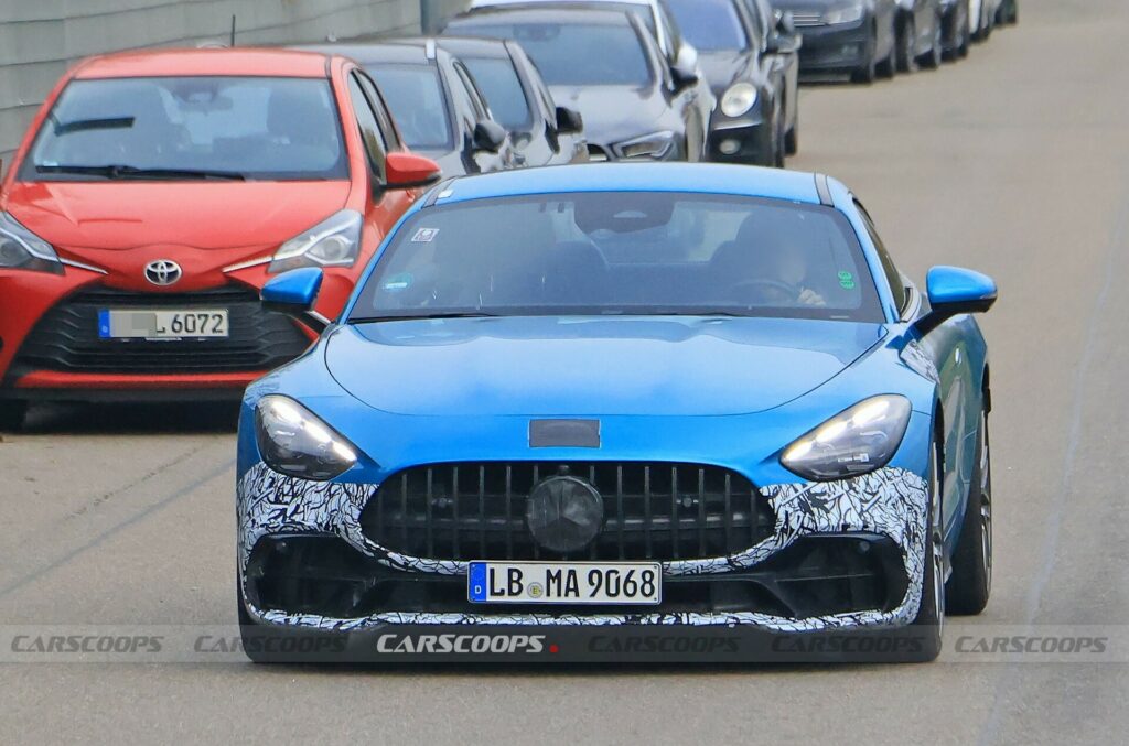  Mercedes-AMG GT начального уровня замечен с меньшим количеством цилиндров и более консервативным дизайном