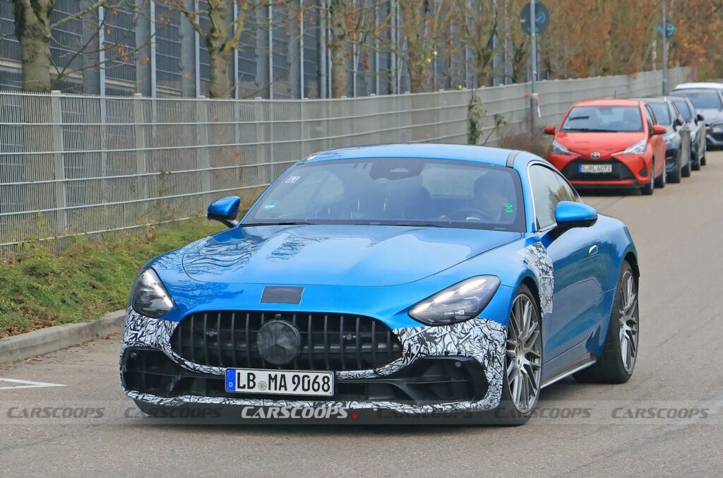  Mercedes-AMG GT начального уровня замечен с меньшим количеством цилиндров и более консервативным дизайном