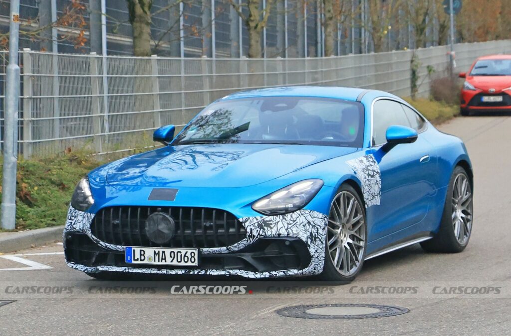  Mercedes-AMG GT начального уровня замечен с меньшим количеством цилиндров и более консервативным дизайном