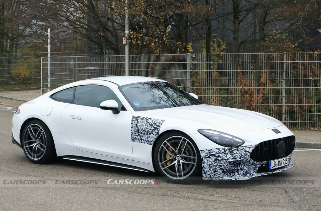  Mercedes-AMG GT начального уровня замечен с меньшим количеством цилиндров и более консервативным дизайном