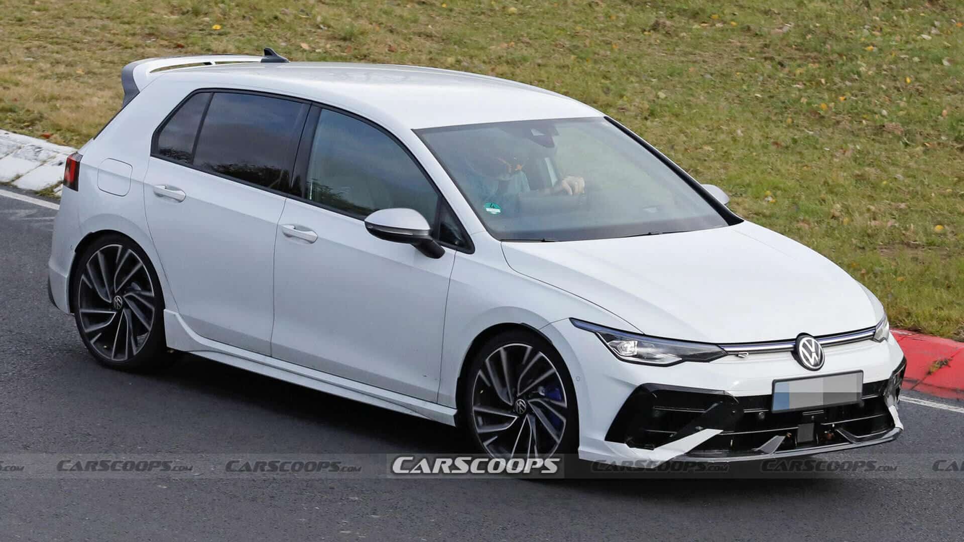 VW Golf R 2025 отказался от маскировки и показал все на Нюрбургринге