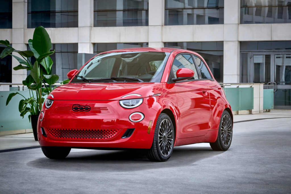  Американский Fiat 500e 2024 года имеет запас хода в 149 миль – почти в два раза больше, чем раньше