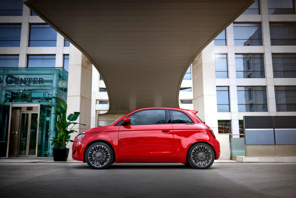  Американский Fiat 500e 2024 года имеет запас хода в 149 миль – почти в два раза больше, чем раньше