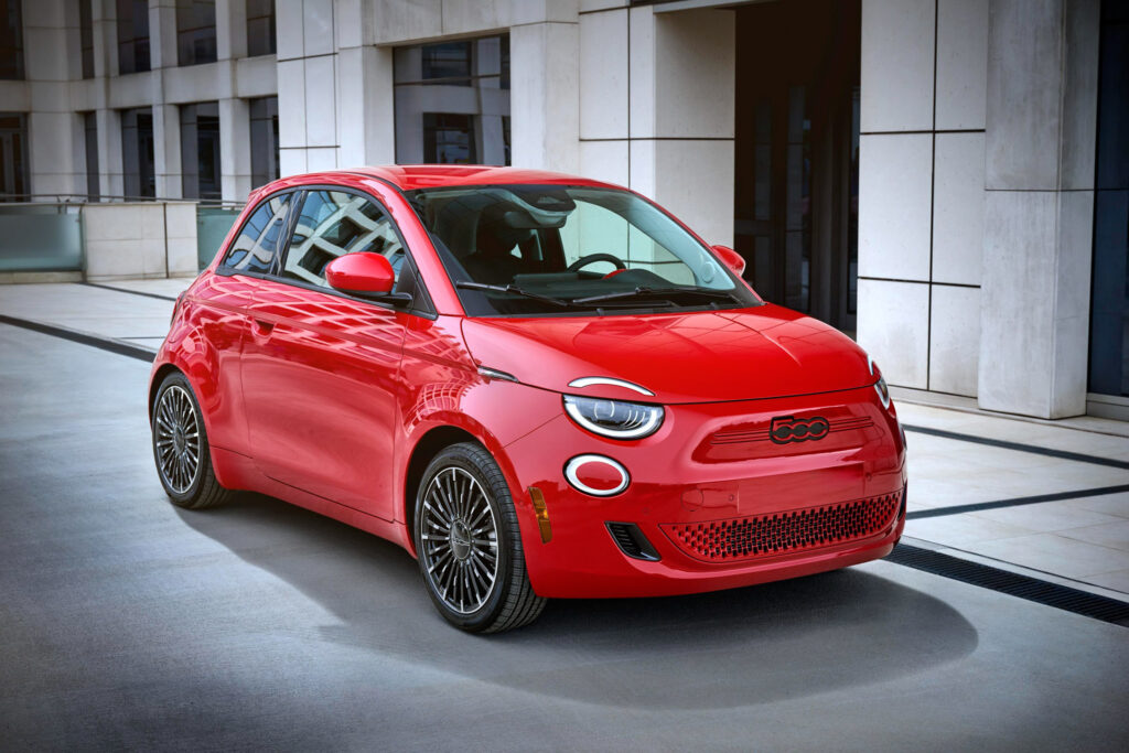  Американский Fiat 500e 2024 года имеет запас хода в 149 миль – почти в два раза больше, чем раньше