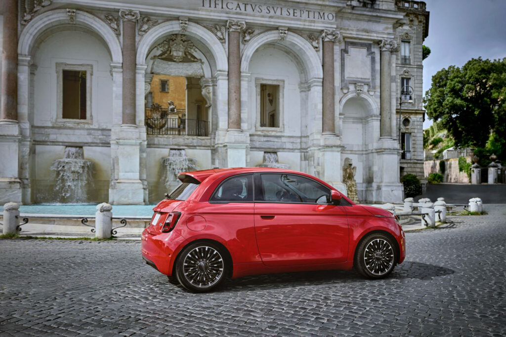  Американский Fiat 500e 2024 года имеет запас хода в 149 миль – почти в два раза больше, чем раньше