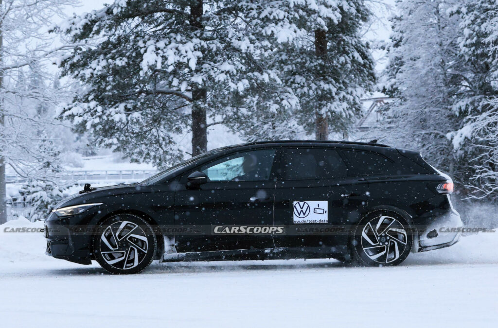 Черная краска прототипа VW ID.7 Tourer не выглядит такой незаметной на снегу