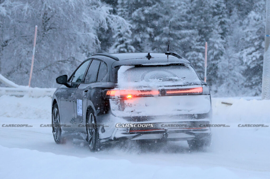 Черная краска прототипа VW ID.7 Tourer не выглядит такой незаметной на снегу