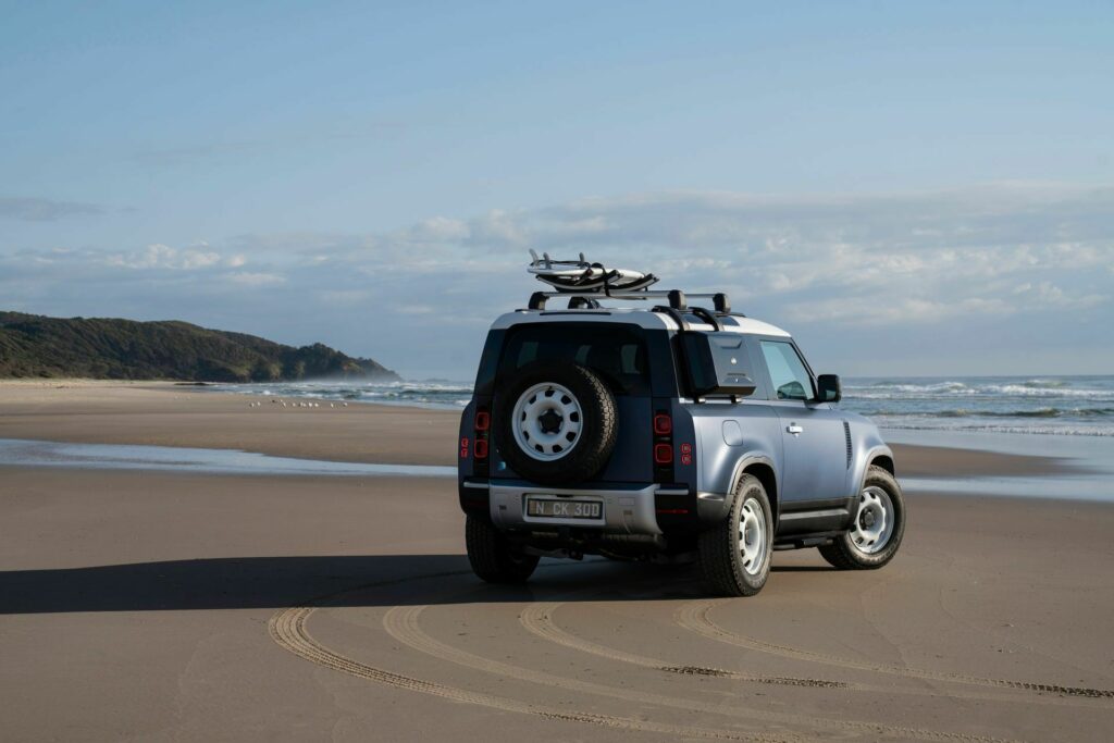  Land Rover Defender Pacific Blue Edition прославляет австралийскую культуру серфинга