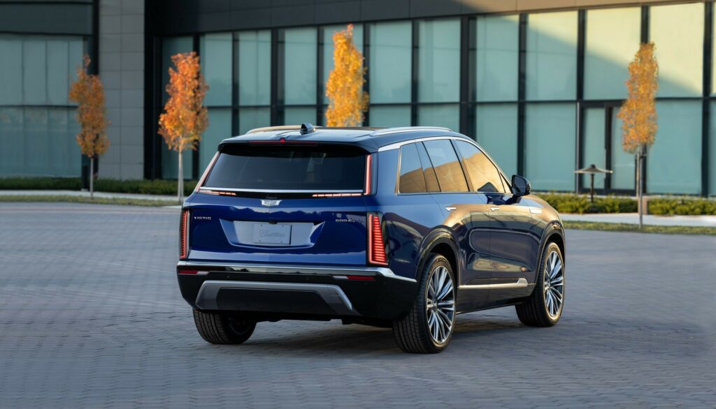  Cadillac Vistiq 2026 — меньший трехрядный брат Escalade IQ