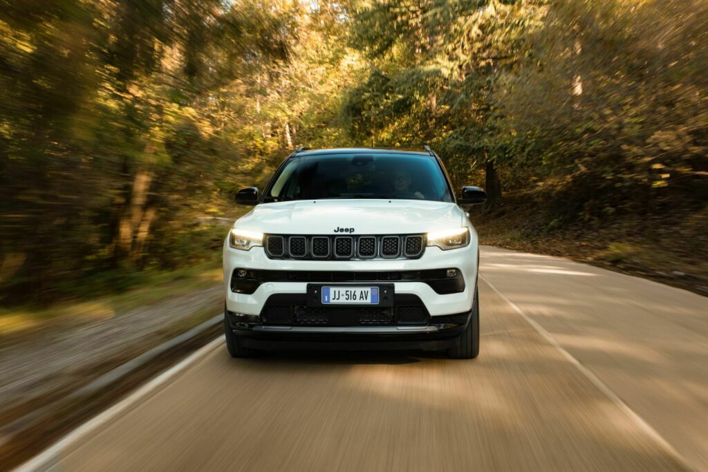  Jeep Compass 2024 года получит в Европе более совершенную технологию помощи водителю