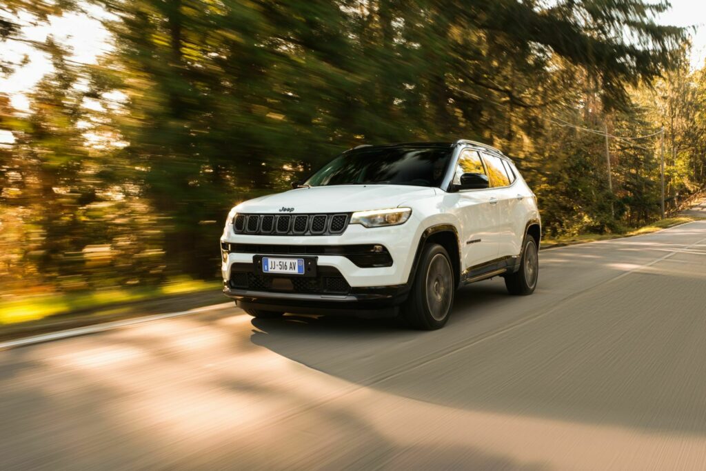  Jeep Compass 2024 года получит в Европе более совершенную технологию помощи водителю