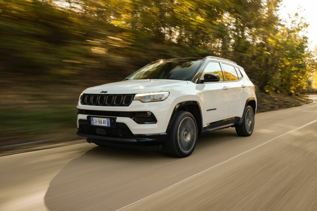  Jeep Compass 2024 года получит в Европе более совершенную технологию помощи водителю