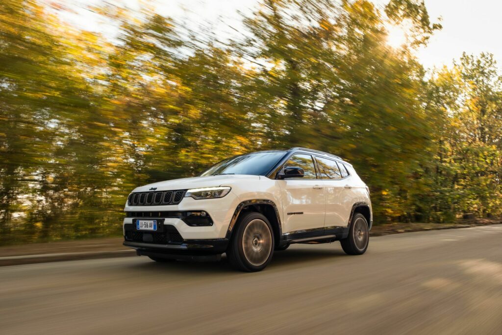  Jeep Compass 2024 года получит в Европе более совершенную технологию помощи водителю