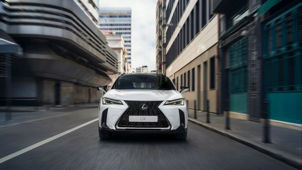  Lexus UX 300h 2025 года получит более мощный и эффективный гибридный агрегат