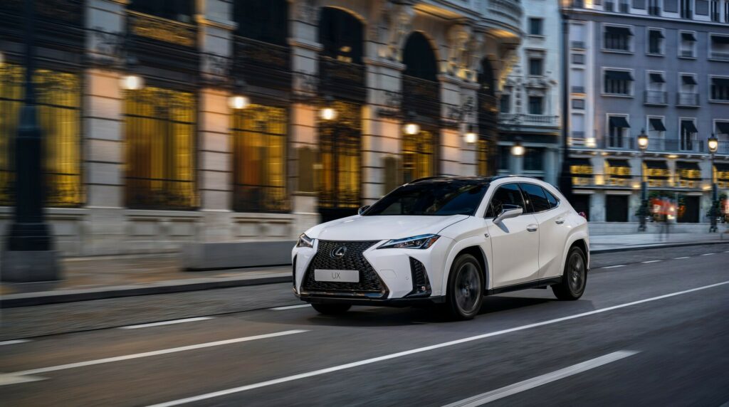  Lexus UX 300h 2025 года получит более мощный и эффективный гибридный агрегат