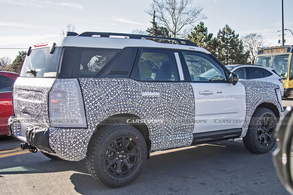  Ford Bronco Sport 2025 года с огромным новым сенсорным экраном, замеченный внутри и снаружи