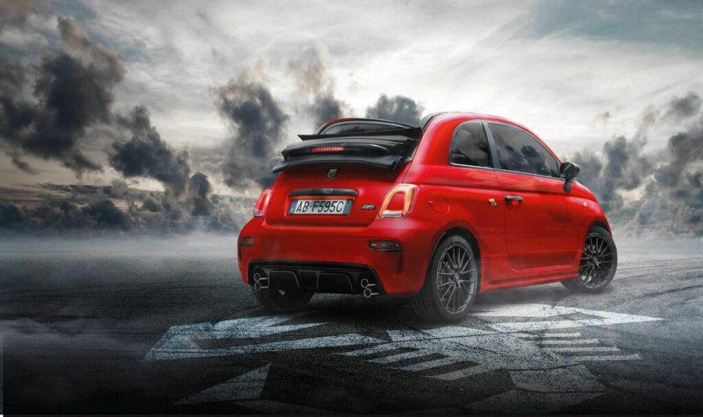  Abarth 595 напоминает нам, что он все еще существует, выпустив новую ограниченную серию для Японии