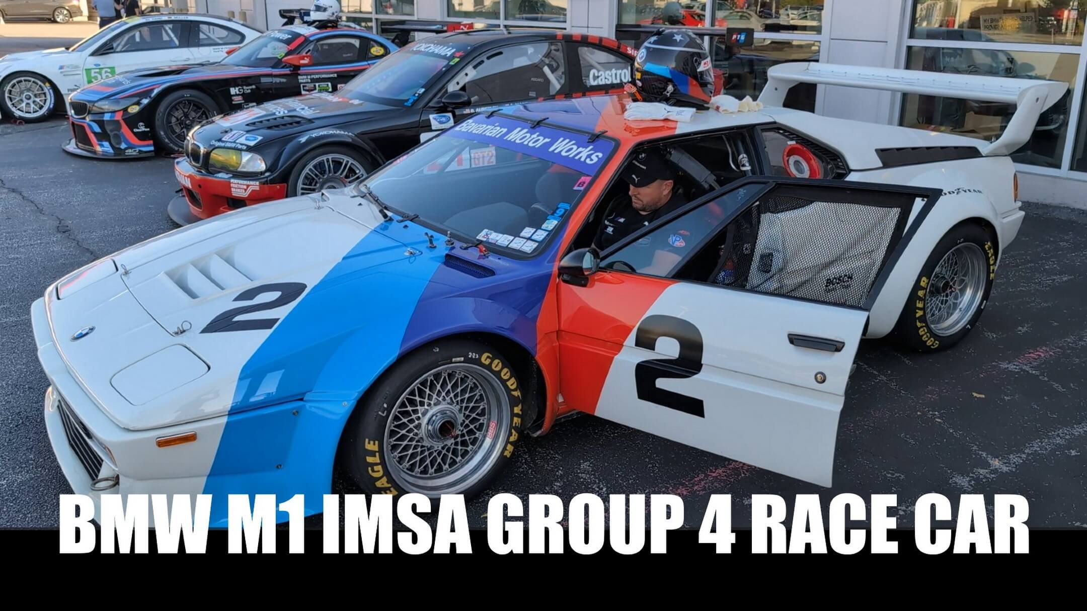 Мы едем на классическом гоночном автомобиле BMW M1 IMSA Group 4 1981 года выпуска.