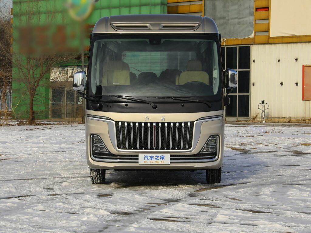  Новый автобус Guoyue компании Hongqi может перевозить до 23 человек в роскошных условиях