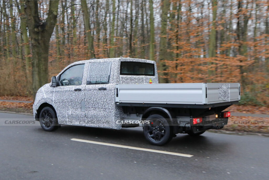  VW Transporter T7 2025 года замечен в форме электромобиля с бортовым кузовом с двойной кабиной