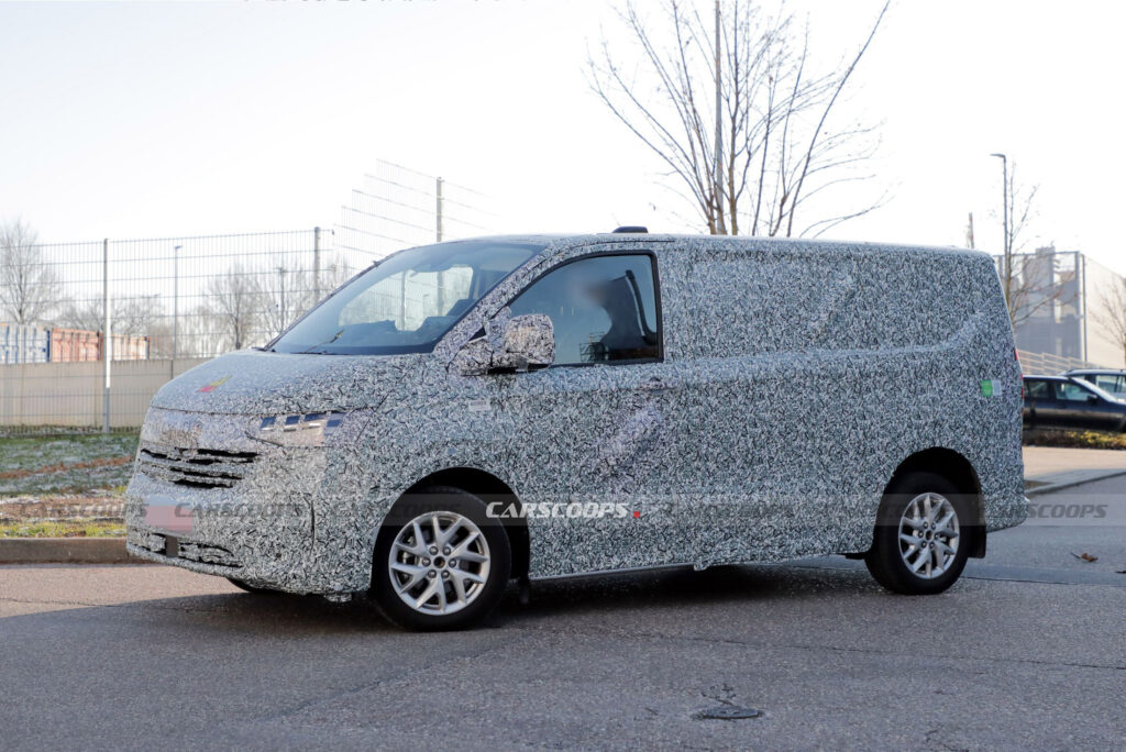  VW Transporter T7 2025 года замечен в форме электромобиля с бортовым кузовом с двойной кабиной