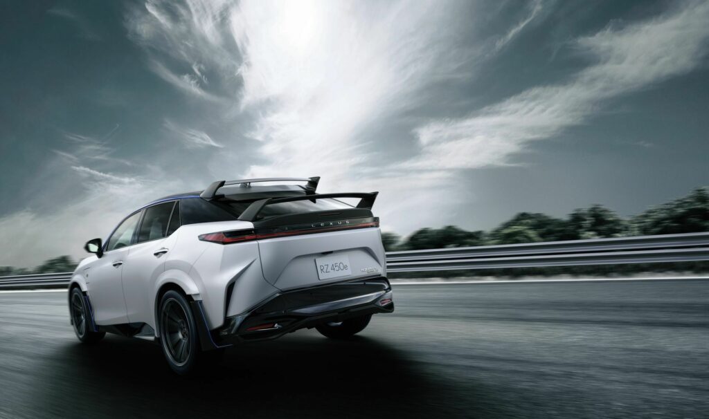   Lexus Building Wing-Tastic RZ450e F Sport Performance, ограниченная партия в 100 единиц