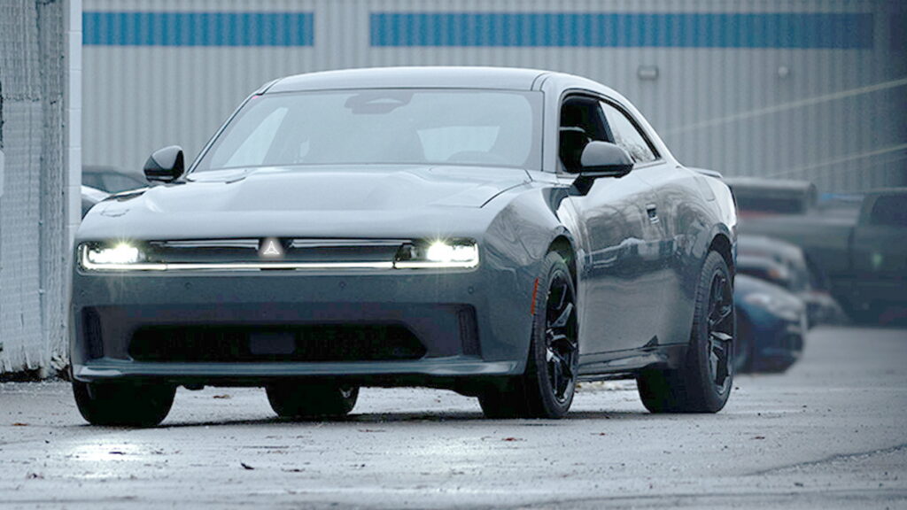  Dodge Charger 2025 представлен в почти серийной форме