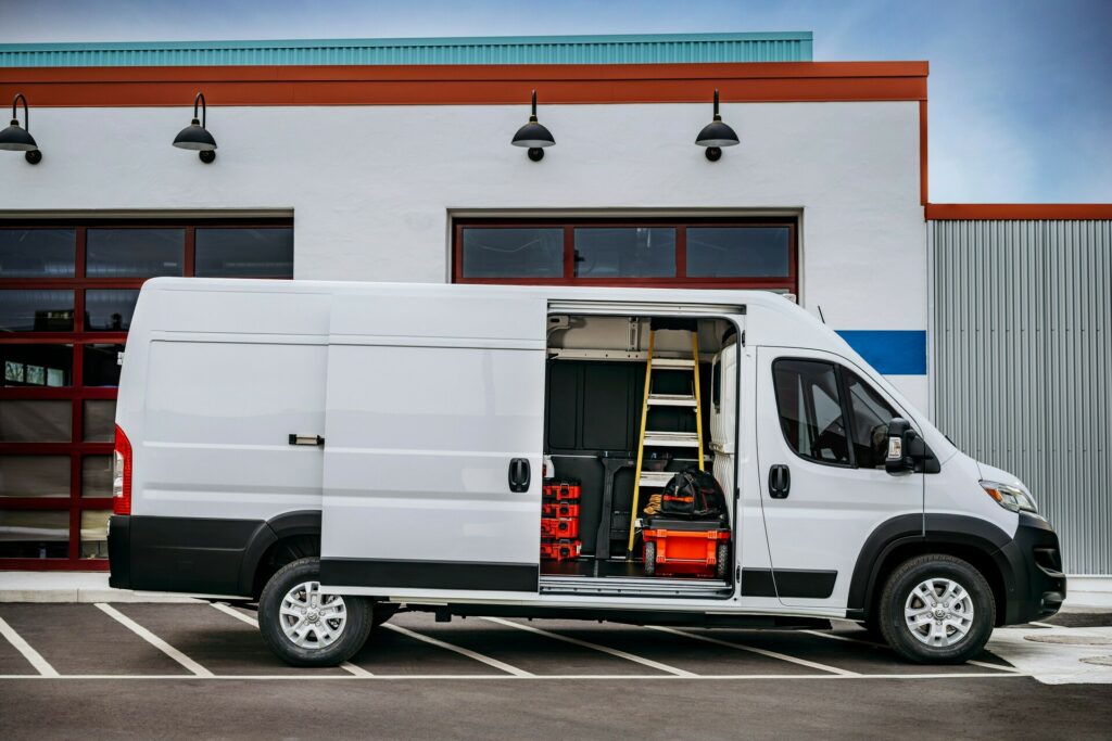  Ram ProMaster EV 2024 года дебютирует с запасом хода в 162 мили и лучшим в своем классе грузовым отсеком