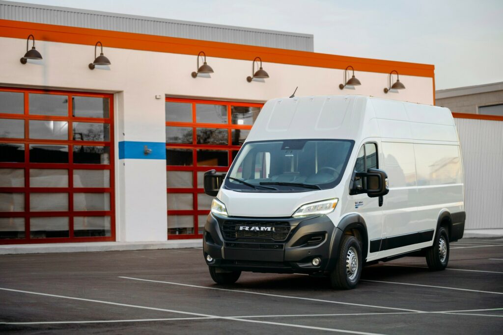  Ram ProMaster EV 2024 года дебютирует с запасом хода в 162 мили и лучшим в своем классе грузовым отсеком