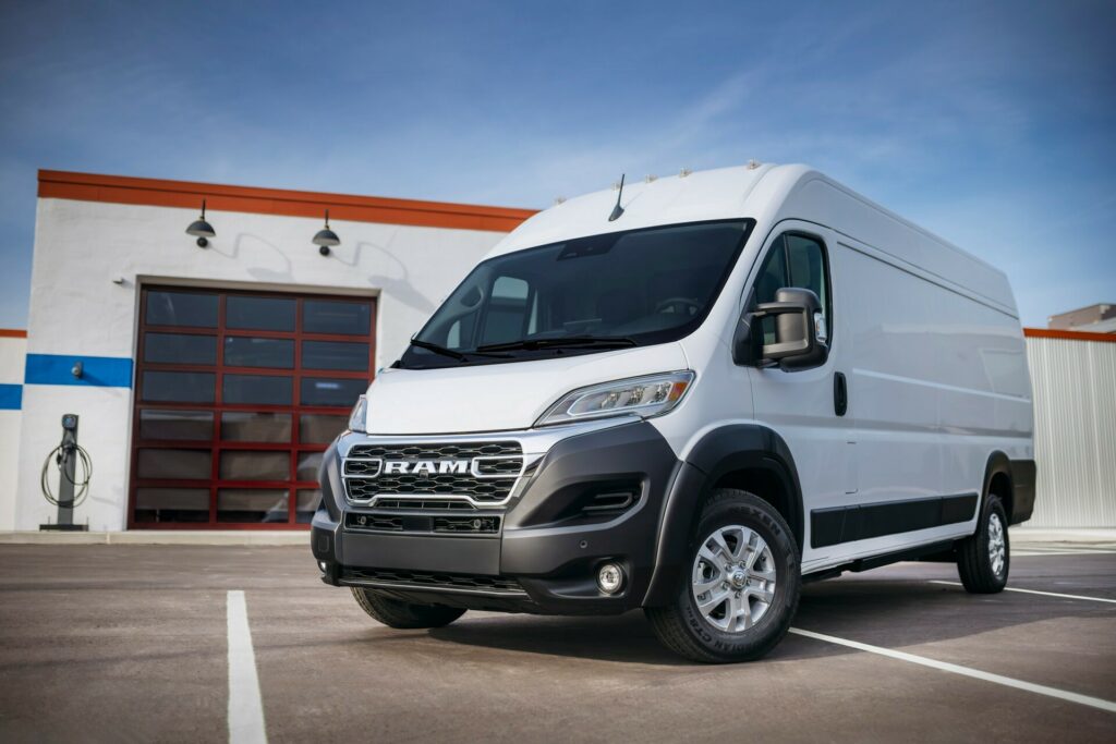  Ram ProMaster EV 2024 года дебютирует с запасом хода в 162 мили и лучшим в своем классе грузовым отсеком