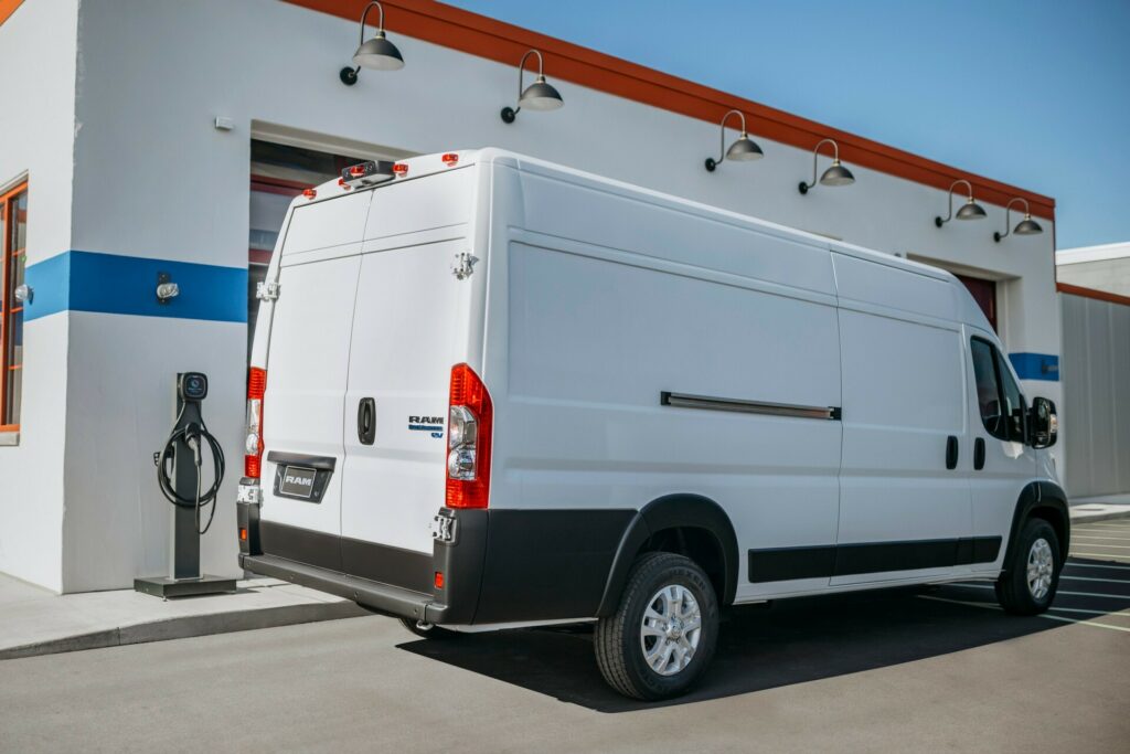  Ram ProMaster EV 2024 года дебютирует с запасом хода в 162 мили и лучшим в своем классе грузовым отсеком