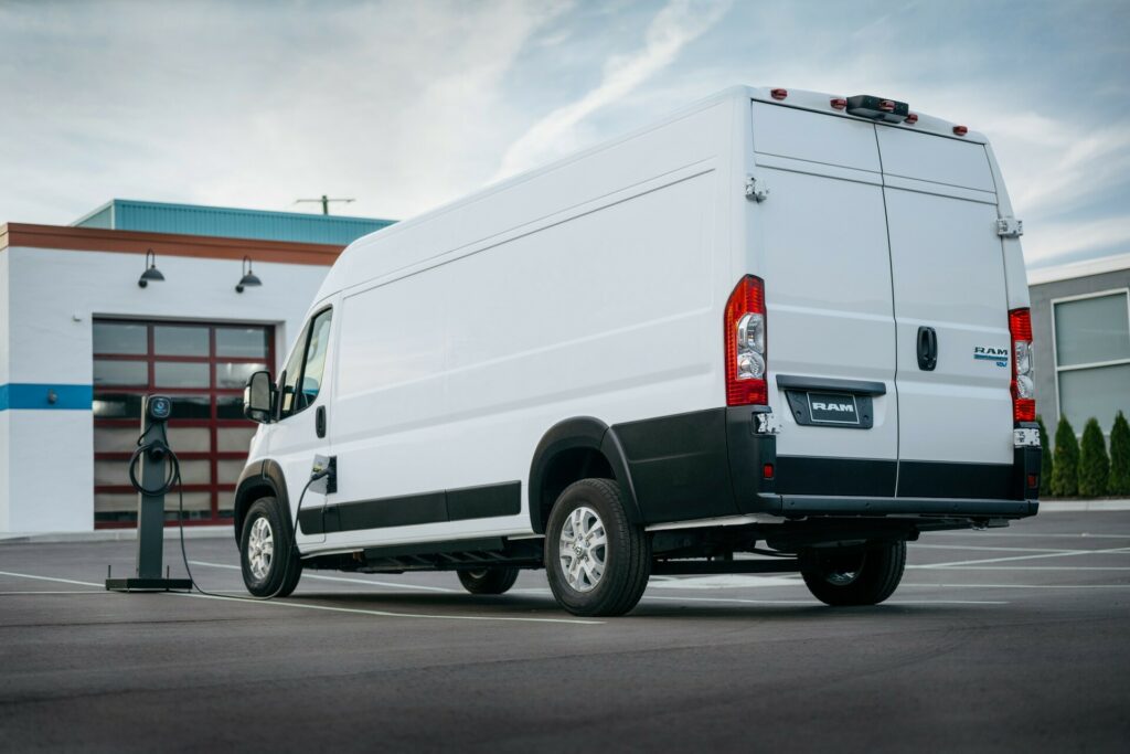  Ram ProMaster EV 2024 года дебютирует с запасом хода в 162 мили и лучшим в своем классе грузовым отсеком