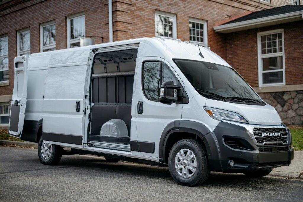  Ram ProMaster EV 2024 года дебютирует с запасом хода в 162 мили и лучшим в своем классе грузовым отсеком