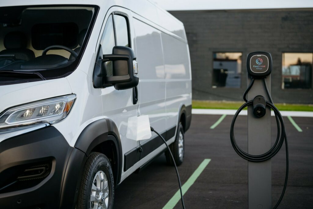  Ram ProMaster EV 2024 года дебютирует с запасом хода в 162 мили и лучшим в своем классе грузовым отсеком