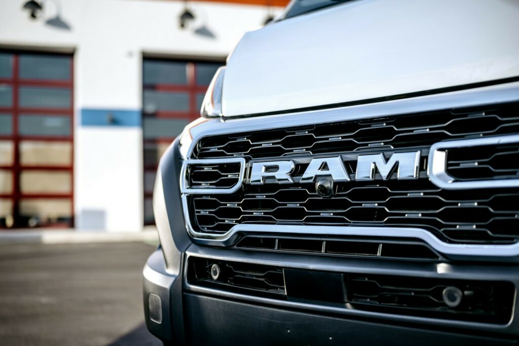  Ram ProMaster EV 2024 года дебютирует с запасом хода в 162 мили и лучшим в своем классе грузовым отсеком