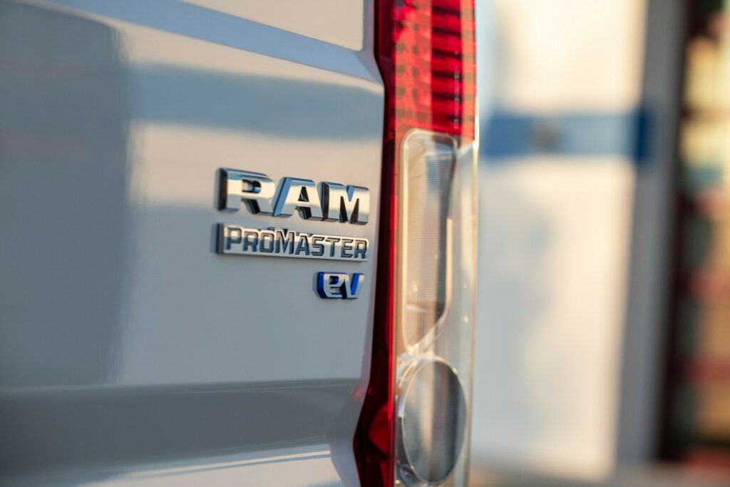  Ram ProMaster EV 2024 года дебютирует с запасом хода в 162 мили и лучшим в своем классе грузовым отсеком