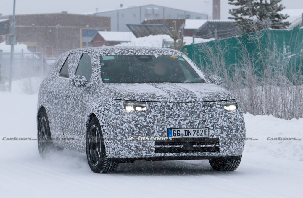  Opel Grandland 2025 скрывает лицо визора на зимних тестах