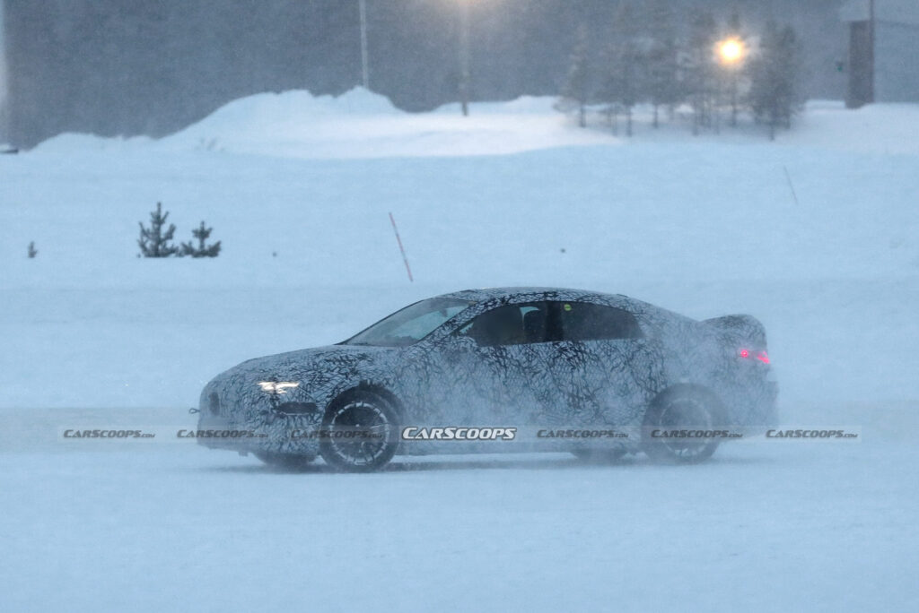  Электрический Mercedes-AMG CLA впервые замечен за разбрызгиванием четырех петушиных хвостов на снегу