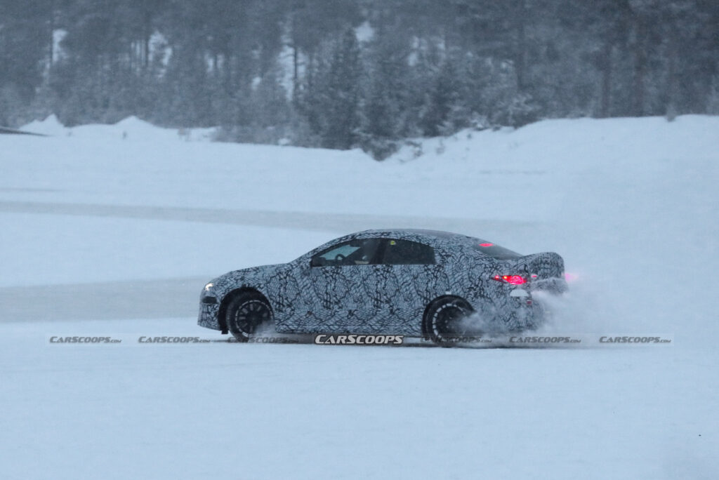  Электрический Mercedes-AMG CLA впервые замечен за разбрызгиванием четырех петушиных хвостов на снегу