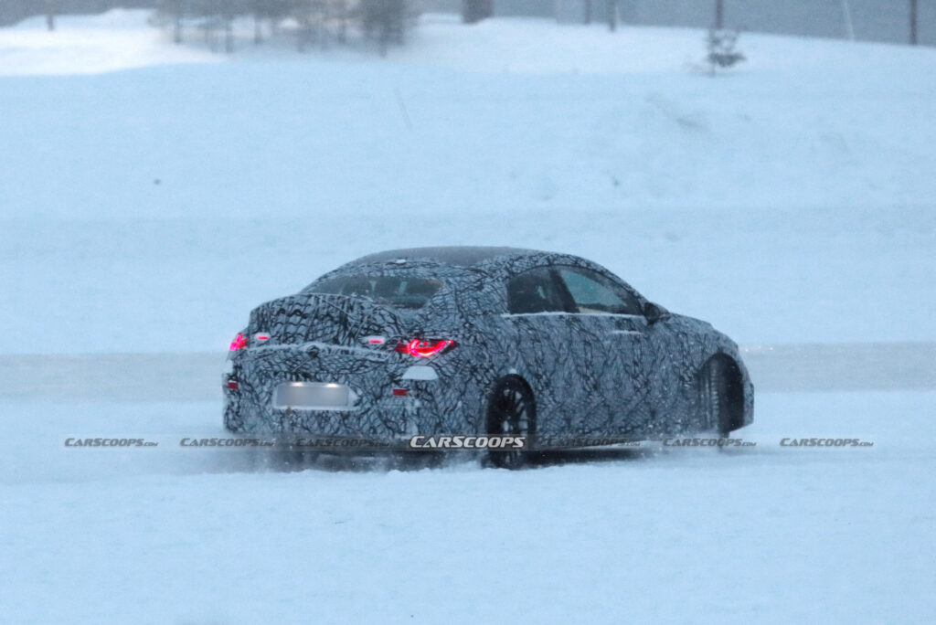  Электрический Mercedes-AMG CLA впервые замечен за разбрызгиванием четырех петушиных хвостов на снегу