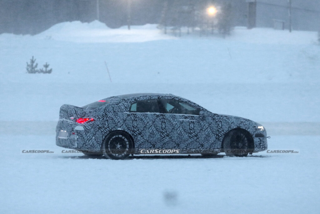  Электрический Mercedes-AMG CLA впервые замечен за разбрызгиванием четырех петушиных хвостов на снегу