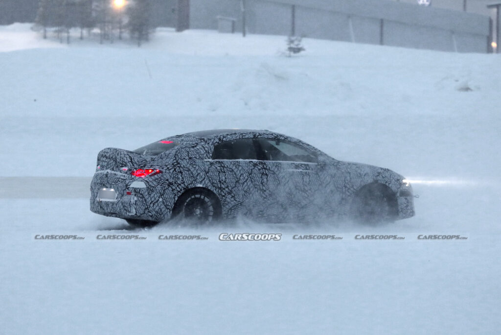  Электрический Mercedes-AMG CLA впервые замечен за разбрызгиванием четырех петушиных хвостов на снегу