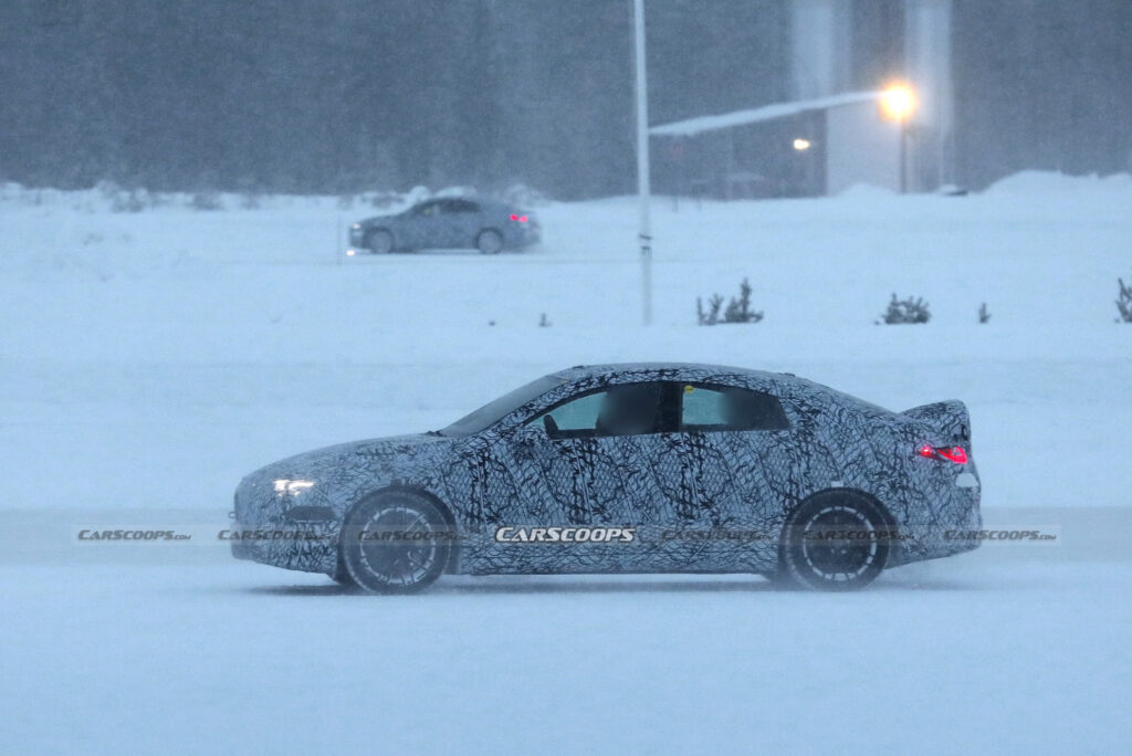  Электрический Mercedes-AMG CLA впервые замечен за разбрызгиванием четырех петушиных хвостов на снегу