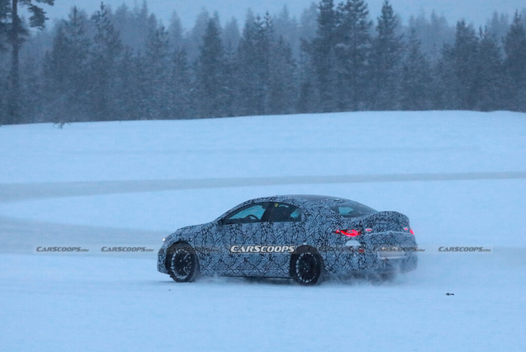  Электрический Mercedes-AMG CLA впервые замечен за разбрызгиванием четырех петушиных хвостов на снегу