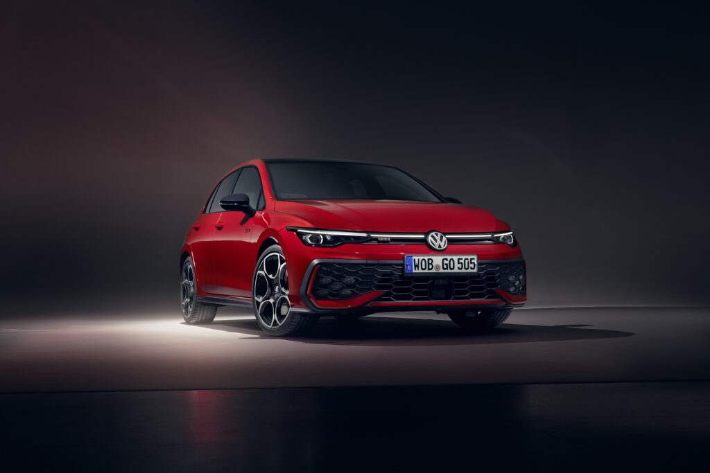   VW Golf GTI 2025 года отказался от МКПП, но получил больше возможностей и умений искусственного интеллекта