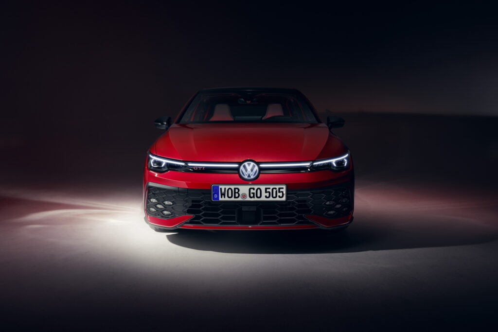   VW Golf GTI 2025 года отказался от МКПП, но получил больше возможностей и умений искусственного интеллекта