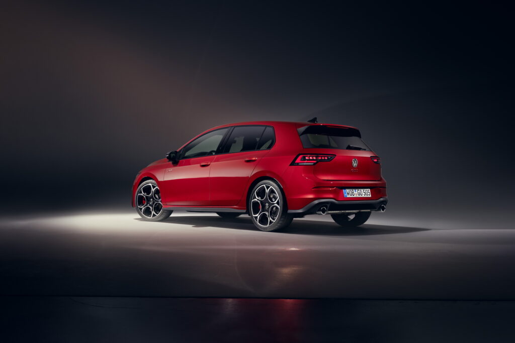   VW Golf GTI 2025 года отказался от МКПП, но получил больше возможностей и умений искусственного интеллекта